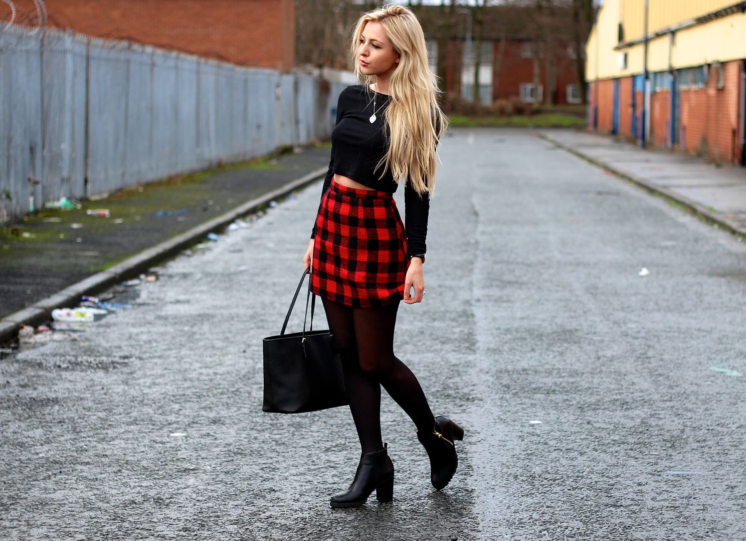 Check Mate Outfit, Fashion Blogger, Missguided Checked Skirt, Fashion Blogger Post, Winter Outfit Of The Day, Checked Mini Skirt, Topshop Cropped Top
